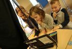 Dzieci korzystają z laptopa