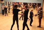 Grupa młodzieży tańczy w parach