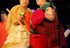 Dwie kobiety na scenie przebrane za warzywa