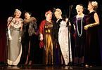 Sześć kobiet w strojach z lat 20. śpiewają na scenie