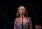 Nula Stankiewicz śpiewa na scenie