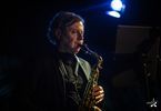 Mariusz „Fazi” Mielczarek gra na saksofonie