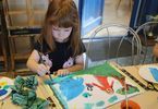 Dziewczynka maluje obraz