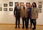 Dyrektor Domu Kultury Zacisze pozuje do zdjęcia z mężczyzną i dwoma kobiecie