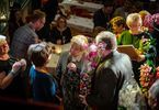 Grupa ludzi wręcza kwiaty dyrektor Bożennie Dydek