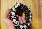 Zdeformowane kapsle po kawie ozdobione perełkami tworzą bransoletkę