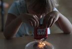 Dziewczynka wykonuje eksperyment z bateriami