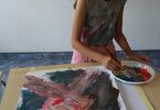 Dziewczynka maluje portret kobiety