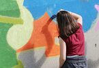 Dziewczynka maluje graffiti