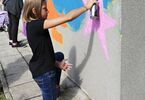 Dziewczynka maluje gwiazdę na ścianie