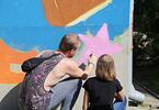 Mężczyzna i dziewczynka malują gwiazdę na ścianie