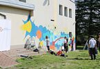 Grupa dzieci maluje graffiti