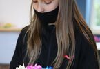 Dziewczynka trzyma bukiet kwiatów
