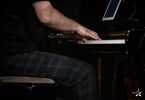 Zbliżenie na dłonie muzyka grającego na pianinie