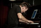 Piotr Matusik grający na pianinie