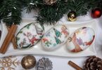 Trzy ozdobne mydełka na tle świątecznych dekoracji