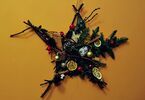 Ręcznie wykonana gwiazda betlejemska stworzona z leśnych dekoracji oraz suszonych owoców