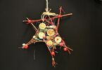 Ręcznie wykonana gwiazda betlejemska, ozdobiona suszonymi owocami i sznureczkami