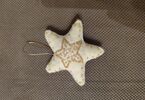 Ręcznie wykonana gwiazda, ozdobiona kolejną gwizdką zrobioną z koralików