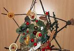Ręcznie wykonana gwiazda betlejemska ze sztucznymi dekoracjami, suszonymi owocami i kokardą