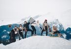 Zespół muzyczny w zaśnieżonych górach