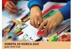 Plakat do warsztatów Sketchnothing z rękoma dziecka, kolorową pracą i materiałami plastycznymi