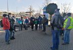 Grupa ludzi stojąca na placu przed DK Zacisze.