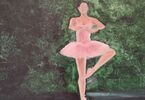 Obraz baletnicy w różowej sukience.