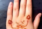 Wzór henną namalowany na ręce uczestniczki warsztatów.