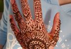 Wzór henną namalowany na dłoni uczestniczki warsztatów.