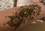 Wzór henną namalowany na dłoni uczestniczki warsztatów.