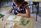 Dziewczynka malująca kaktusa.