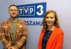 Rafał Dworacki i Ewelina Romanowska na tle logo TVP3 Warszawa