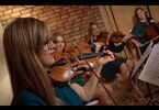 Kwartet smyczkowy w kameralnej sali gra na instrumentach