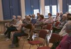Zdjęcie osób słuchających wykładu.