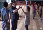 Instruktor pokazuje układ taneczny jednaj z par.