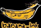 Banan na czarnym tle z podpisem banana-ink na dole.