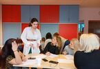 Wolontariuszka uczy uczestniczki  podstaw komunikacji w języku polskim