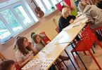 Wolontariuszka uczy uczestniczki  podstaw komunikacji w języku polskim