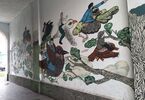 Kolorowy mural. Mężczyźni i kobiety lecą na ptakach