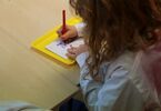 Dziecko plik kartek jako księgę szyfrów