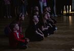Dzieci oglądające pokaz taneczny