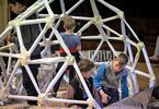 Dzieci podczas tworzenia kopuły