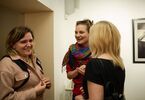 Rozmowy kuluarowe podczas wystawy trzech kobiet