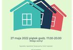 Plakat z trzema kolorowymi domkami. Treść dostępna poniżej w artykule