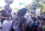 Dzieci wręczają Barbarze Gmyz dyplom i książkę