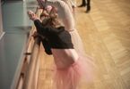 Baletnice przy drążku wykonują ćwiczenie