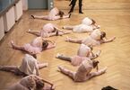 Baletnice przy drążku wykonują ćwiczenie