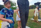 Uczestniczki spaceru przyglądają się rzeźbom Magdaleny Abakanowicz