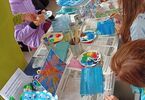 Dzieci malujące niebo farbami akrylowymi